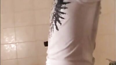 Two Twinks in the Tub: Rubbing and Grinding Action!