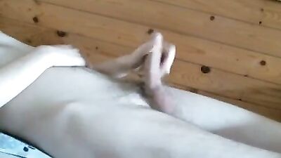 Hands-Free Cumshot Delight: Amateur Fun with No Hands