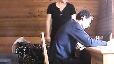 Chico de 19 tiene sexo con su papa.