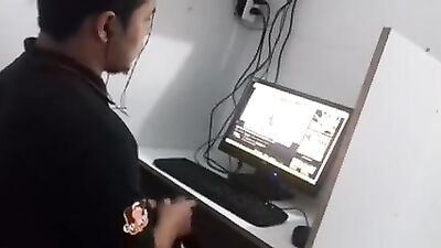 Straight Boys Go Gay: Masturbate in Front of the Computer!
