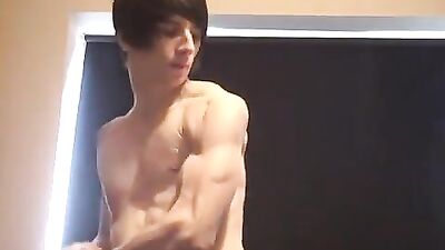 Must-See Muscle Fetish for Straight Boys with Bulging Biceps!