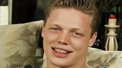 Gay Porn Threesome: Leo and Chriss Steamy Encounter!