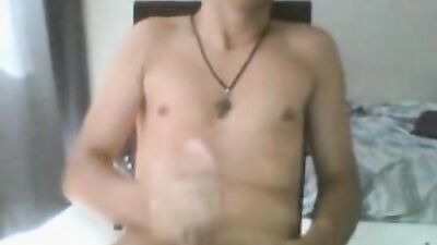 Latino Amateur Cutie Enjoying His Own Time - Garoto dotado gozando