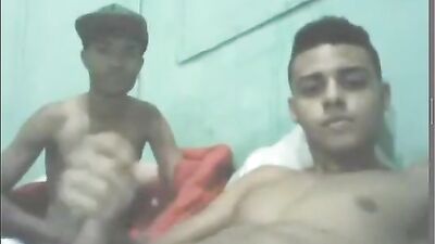 Amigos se divertindo na cam: Big Cocks Straight Boys