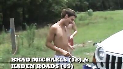 Oralsex in the Backseat: Gay Threesome with Cumshots and Car Action!