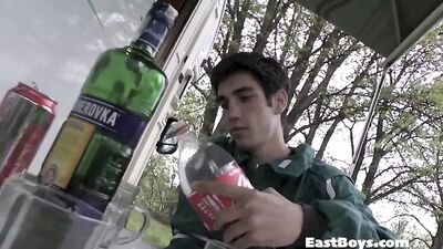 Solo Boy Goes Public for Handjob Action! (Big Cocks Amateur)