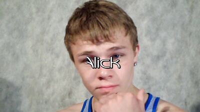 Симпатичный мальчик дрочит