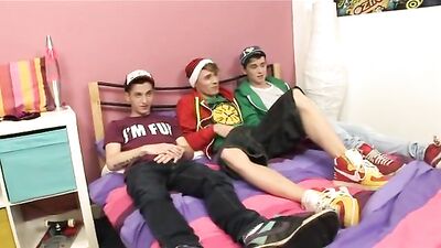 Encouraged Gay Twinks Momentous Threesome with Dads Porn