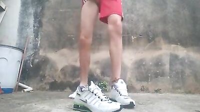 Novinho gozando no tenis