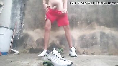 Novinho gozando no tenis