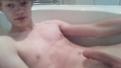 Hot and sexy wanking in the bath