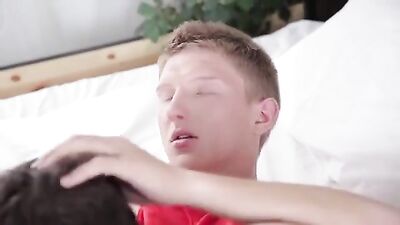 Hot Bareback Boys Fucking in White Bedroom - Gay Cumshot Oral Sex