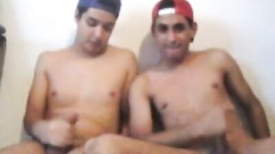 Mão amiga entre os primos: A Jornada Gay de dois Irmãos com o Corpo Perfeito! (This is a gay porn video where two brothers show off their perfect bodies in a journey of self-discovery!)