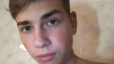 Williams Steamy Shower Cumshow! - Gay Porn