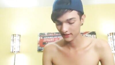 Latino twink cums on cam