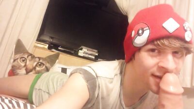 Gamer Loves His Dildo - The Ultimate Gay Web-Cam Oral Experience!