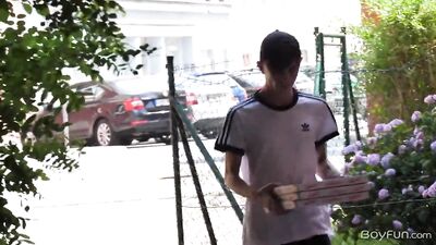 Threesome with Pizza Messenger: The Ultimate Bareback Action!