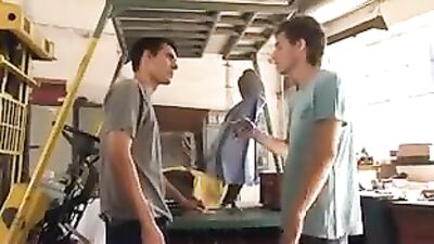 En el taller: Action Amateur Big Cocks Play Bareback!