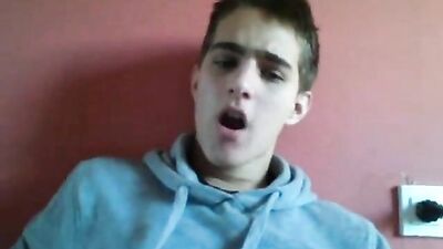 Watch my pretty little ass: The new sensation in gay solo anal play