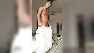 Horsehung Towelboy XXX: Muscle Men Expose Their Big Cocks!