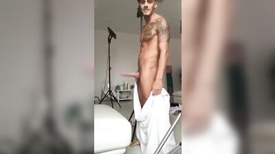 Horsehung Towelboy XXX: Muscle Men Expose Their Big Cocks!