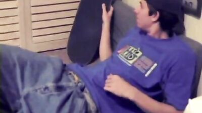 Skater Show Web-Cam: Hot Strokes in the Bedroom!