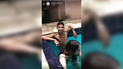 Gay Porn Bareback Fetish in the Pool - Fudendo na piscina