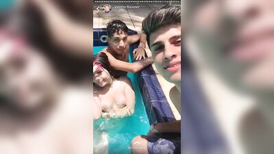 Gay Porn Bareback Fetish in the Pool - Fudendo na piscina