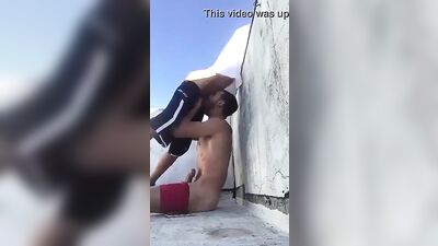 Chupando a rola do novinho hétero na laje