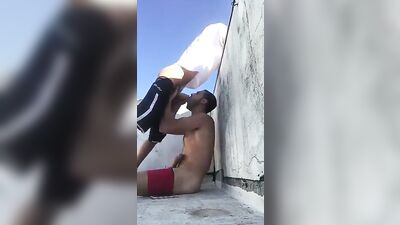 Chupando a rola do novinho hétero na laje