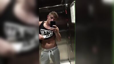 Fit Hunk Show-Off - Blond Muscle Boys Porn!