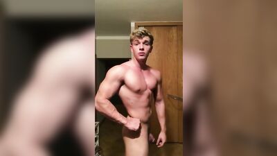 Fit Hunk Show-Off - Blond Muscle Boys Porn!