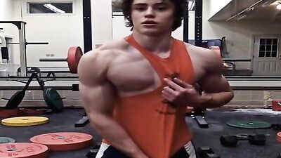 Hunk Flexes His Muscles: Gay Gym Bodybuilders Pumping Iron!