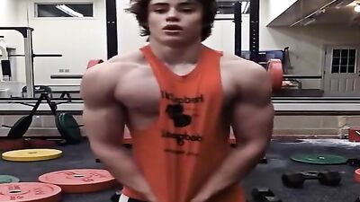 Hunk Flexes His Muscles: Gay Gym Bodybuilders Pumping Iron!