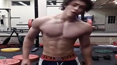Hunk Flexes His Muscles: Gay Gym Bodybuilders Pumping Iron!