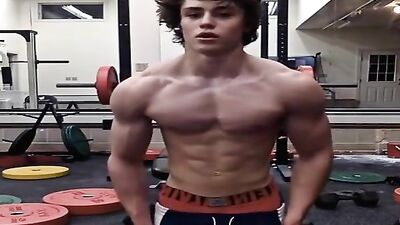 Hunk Flexes His Muscles: Gay Gym Bodybuilders Pumping Iron!