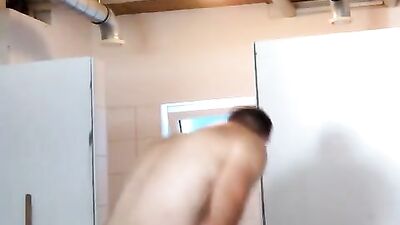 Brothers Showdown: Shower Battle!