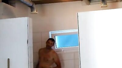 Brothers Showdown: Shower Battle!