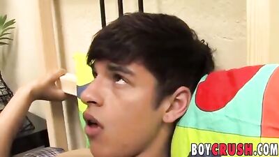 ♥ Jeune homme pénétrant son mec dans le cul en levrette ♥