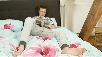 Bareback Butt Fucks: Cute Twink Roomies Hot Encounter!