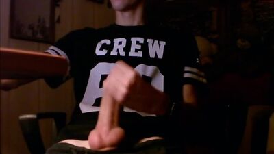 SKINNY GUY CAME JERKING OFF A HUGE DICK