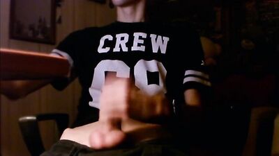 SKINNY GUY CAME JERKING OFF A HUGE DICK