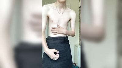 Cumming for Muscle Boys - Horny UK Lad Flexing After Shower!