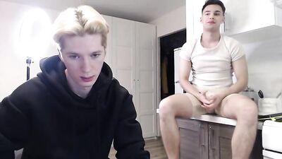 Web Cam Frat Guys: Cruz Sniffs Twink Boys in Gay Porn Action!