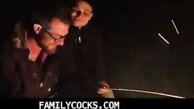 Baise son petit garçon dans une tente de camping : Un rendez-vous explosif entre deux hommes !