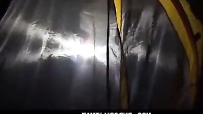 Baise son petit garçon dans une tente de camping : Un rendez-vous explosif entre deux hommes !