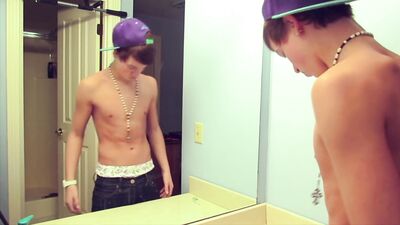 Gay Porn Sensation Taylor Caniff Lip Syncs Again!