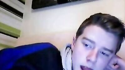 Two twinks masturbates on webcam