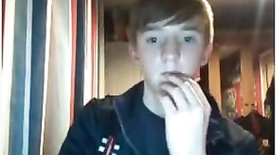 Red-headed hunk gets off on webcam!