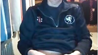 Red-headed hunk gets off on webcam!